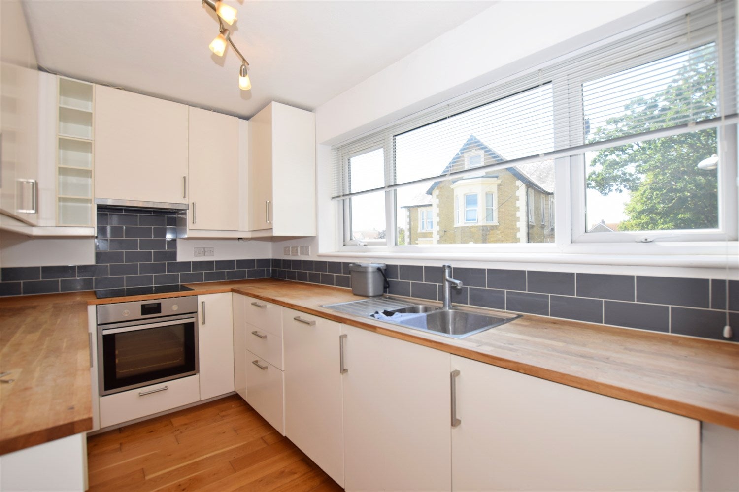 Flat Norfolk Square in Arun