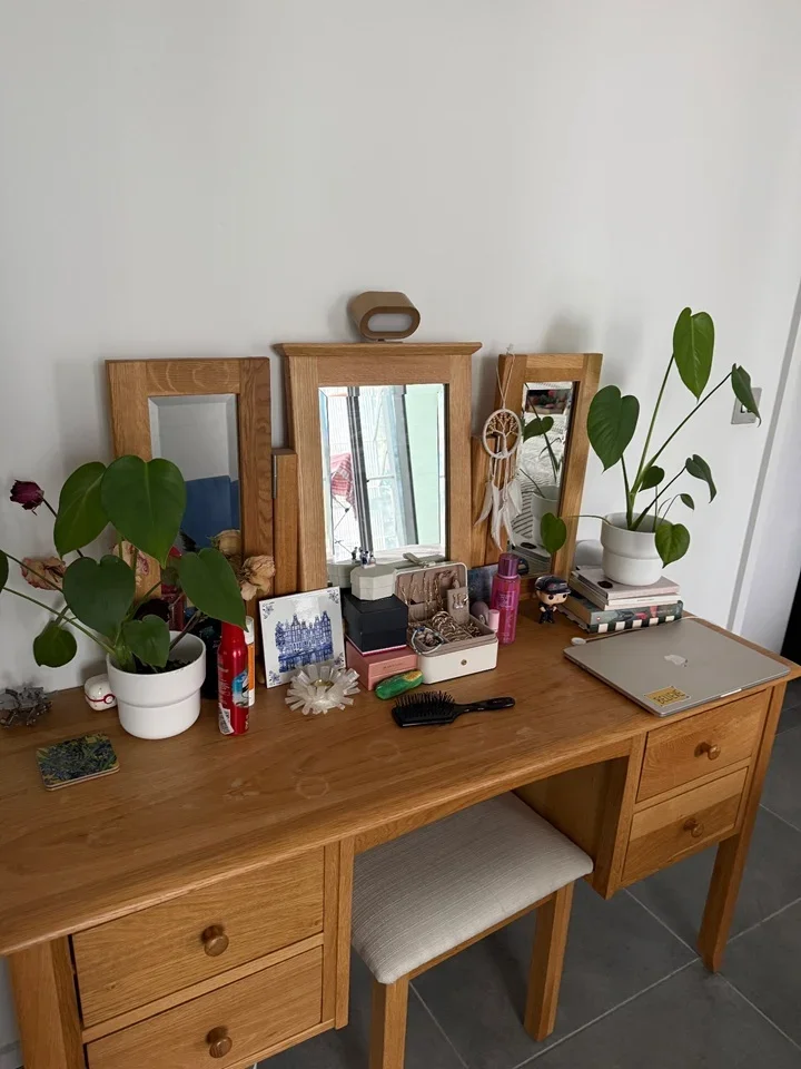 Room Dollar Bay Place in Greater London