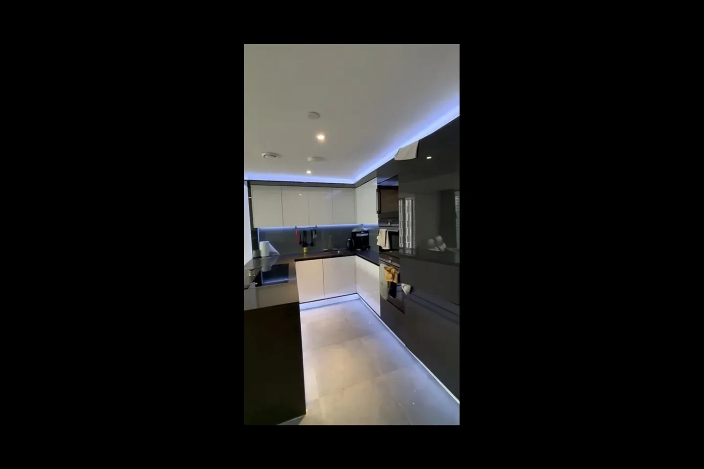 Room Dollar Bay Place in Greater London