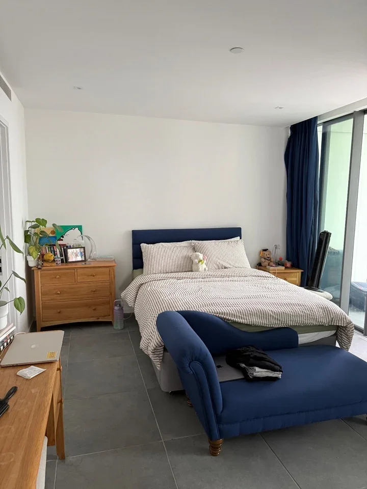 Room Dollar Bay Place in Greater London