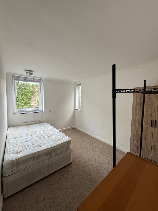 Room Mina Road in Greater London