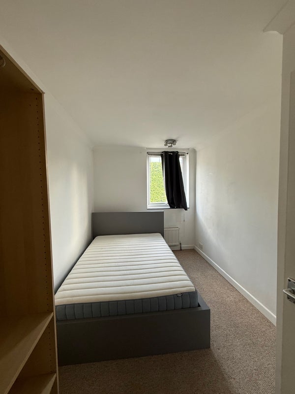 Room Mina Road in Greater London