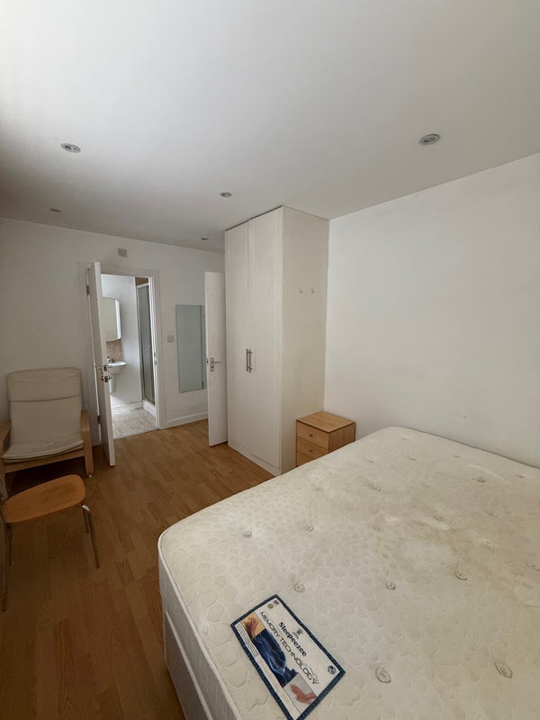 Room Mina Road in Greater London