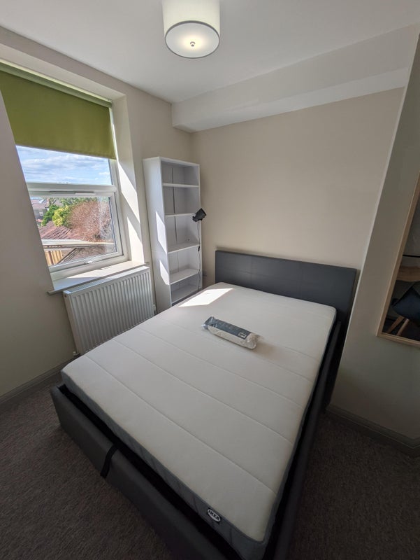 Room Charlton Road in Bristol