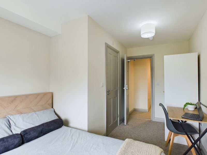 Room Charlton Road in Bristol