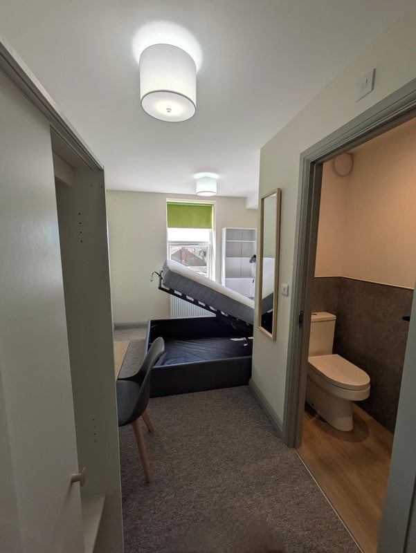 Room Charlton Road in Bristol