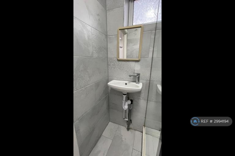 Room Everard Avenue in Slough