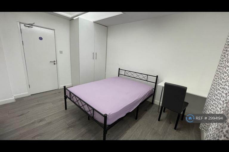 Room Everard Avenue in Slough