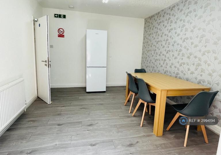 Room Everard Avenue in Slough