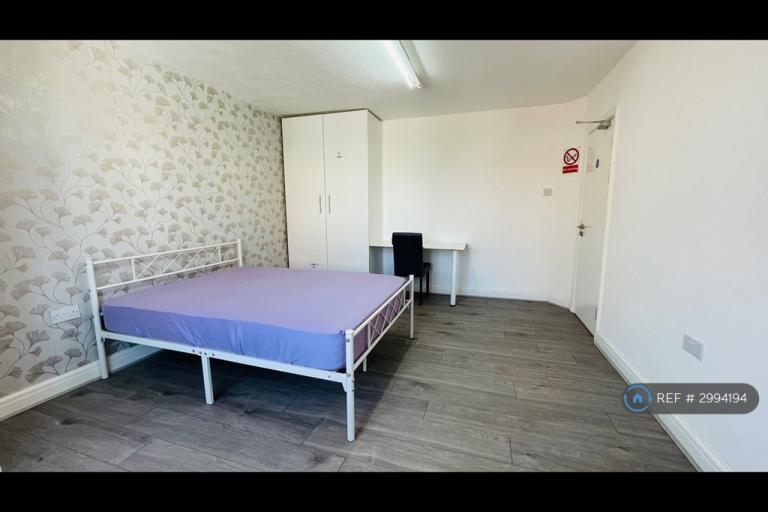 Room Everard Avenue in Slough