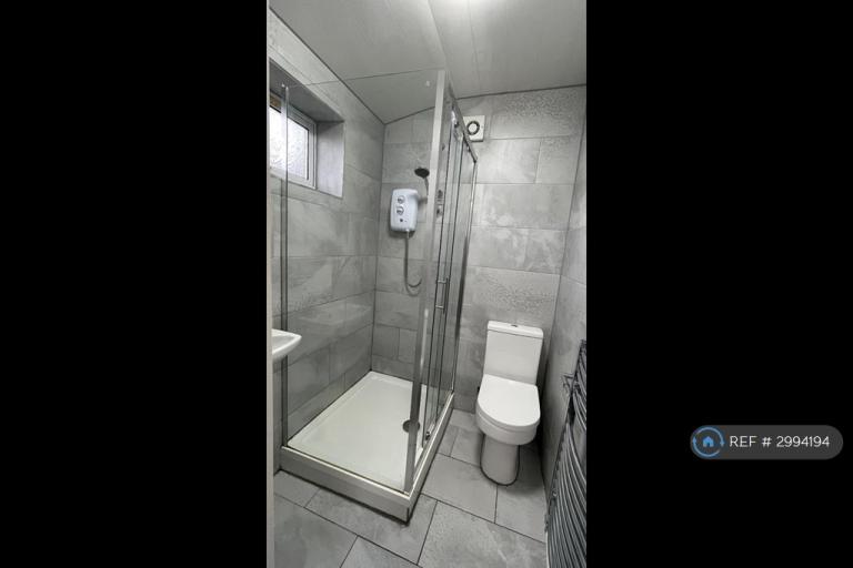 Room Everard Avenue in Slough