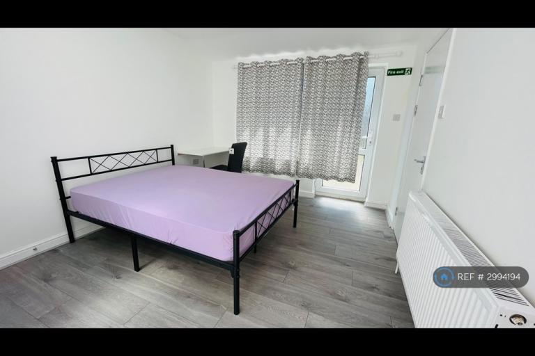 Room Everard Avenue in Slough