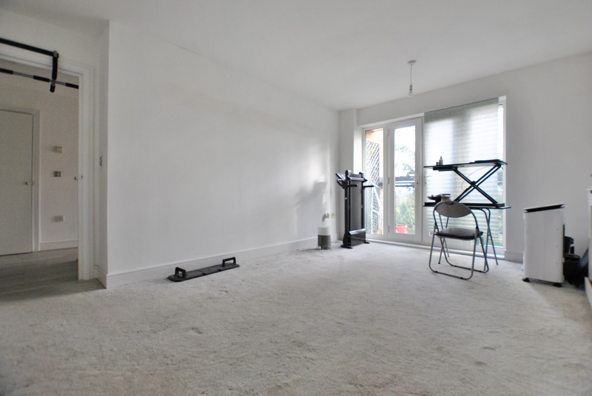 Flat Black Eagle Drive in Swanscombe and Greenhithe