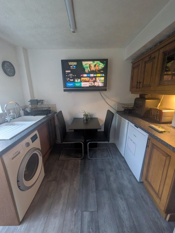 Room Hanley Avenue in Nottingham