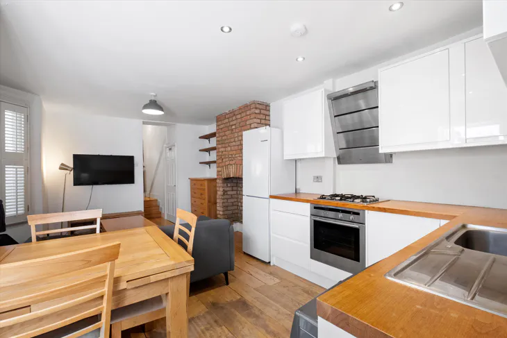 Flat Rothschild Road in Greater London
