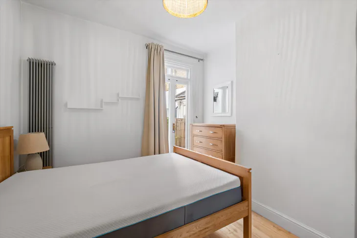 Flat Rothschild Road in Greater London