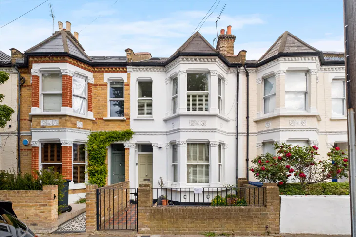 Flat Rothschild Road in Greater London