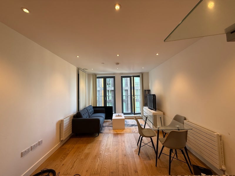 Room Ponton Road in Greater London