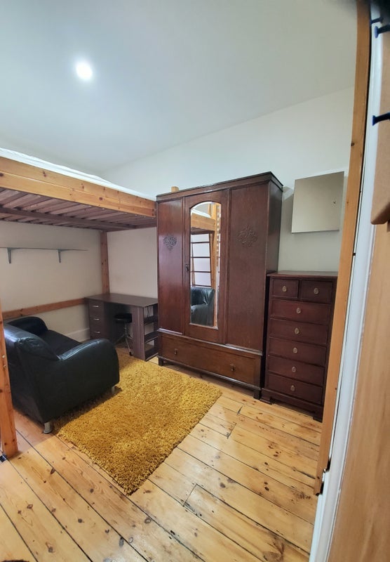 Room Lyndhurst Road in Greater London