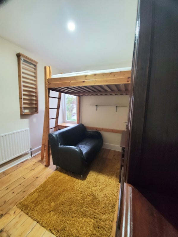 Room Lyndhurst Road in Greater London