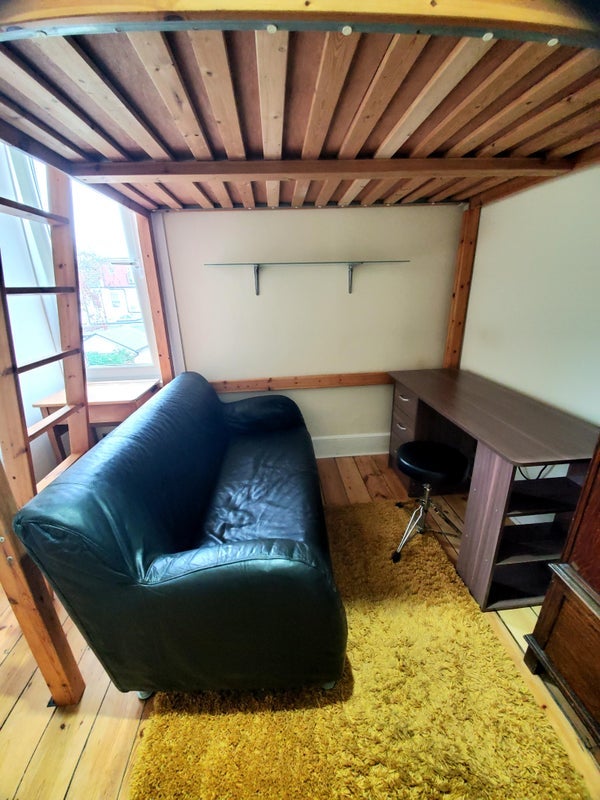 Room Lyndhurst Road in Greater London