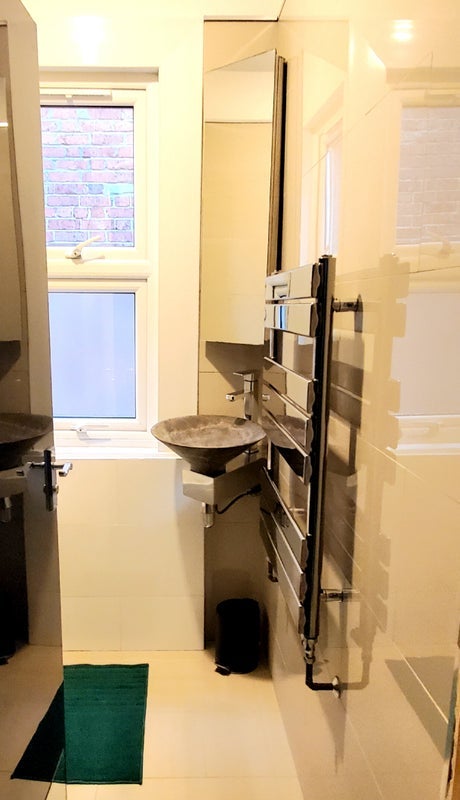Room Lyndhurst Road in Greater London