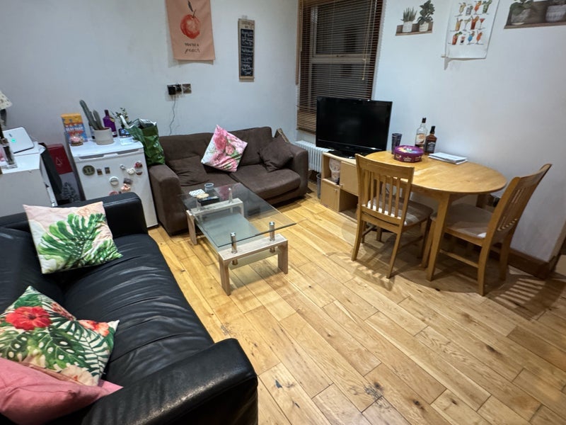 Room Leasowes Road in Greater London