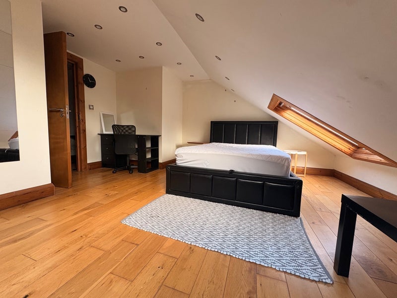 Room Leasowes Road in Greater London