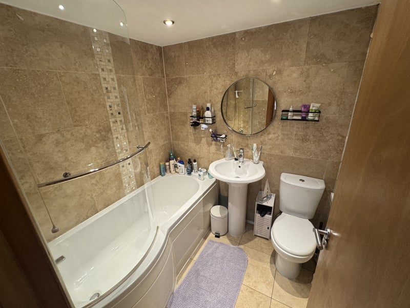 Room Leasowes Road in Greater London