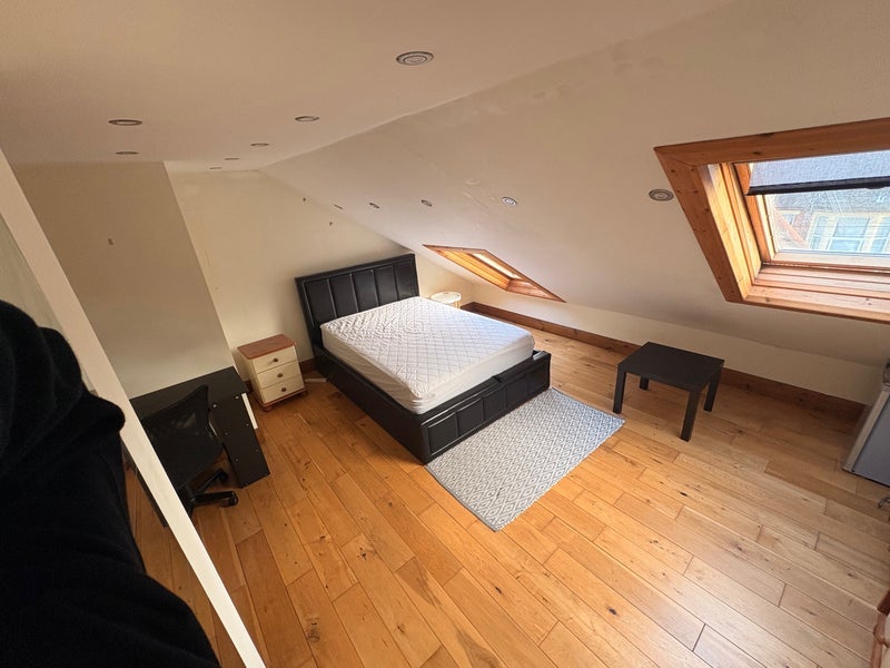 Room Leasowes Road in Greater London
