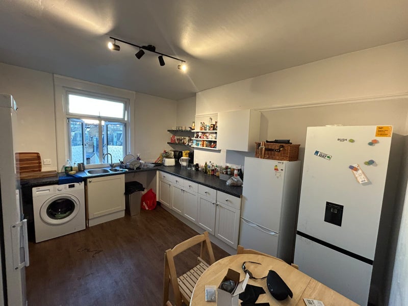 Room Merton Road in Greater London