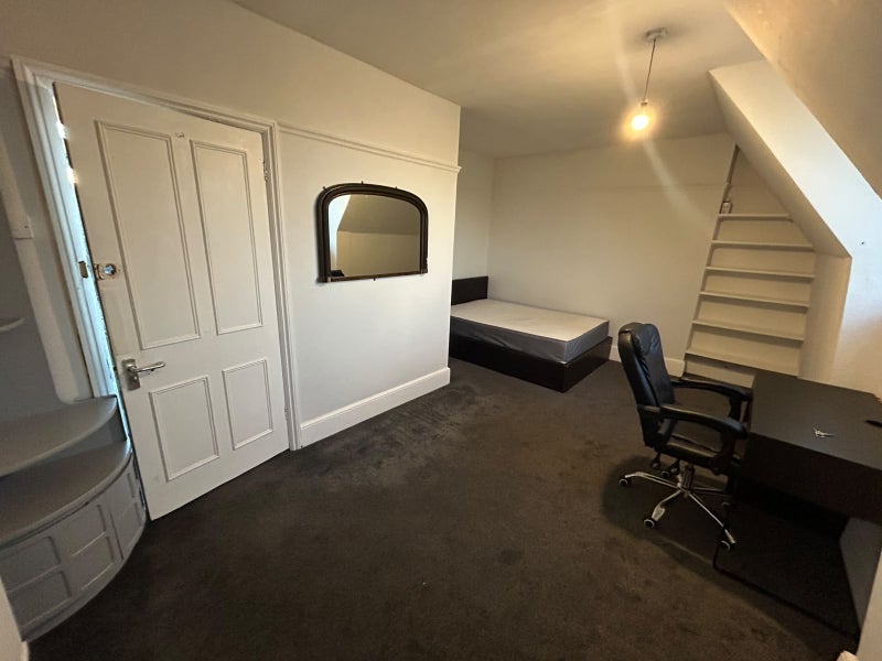 Room Merton Road in Greater London