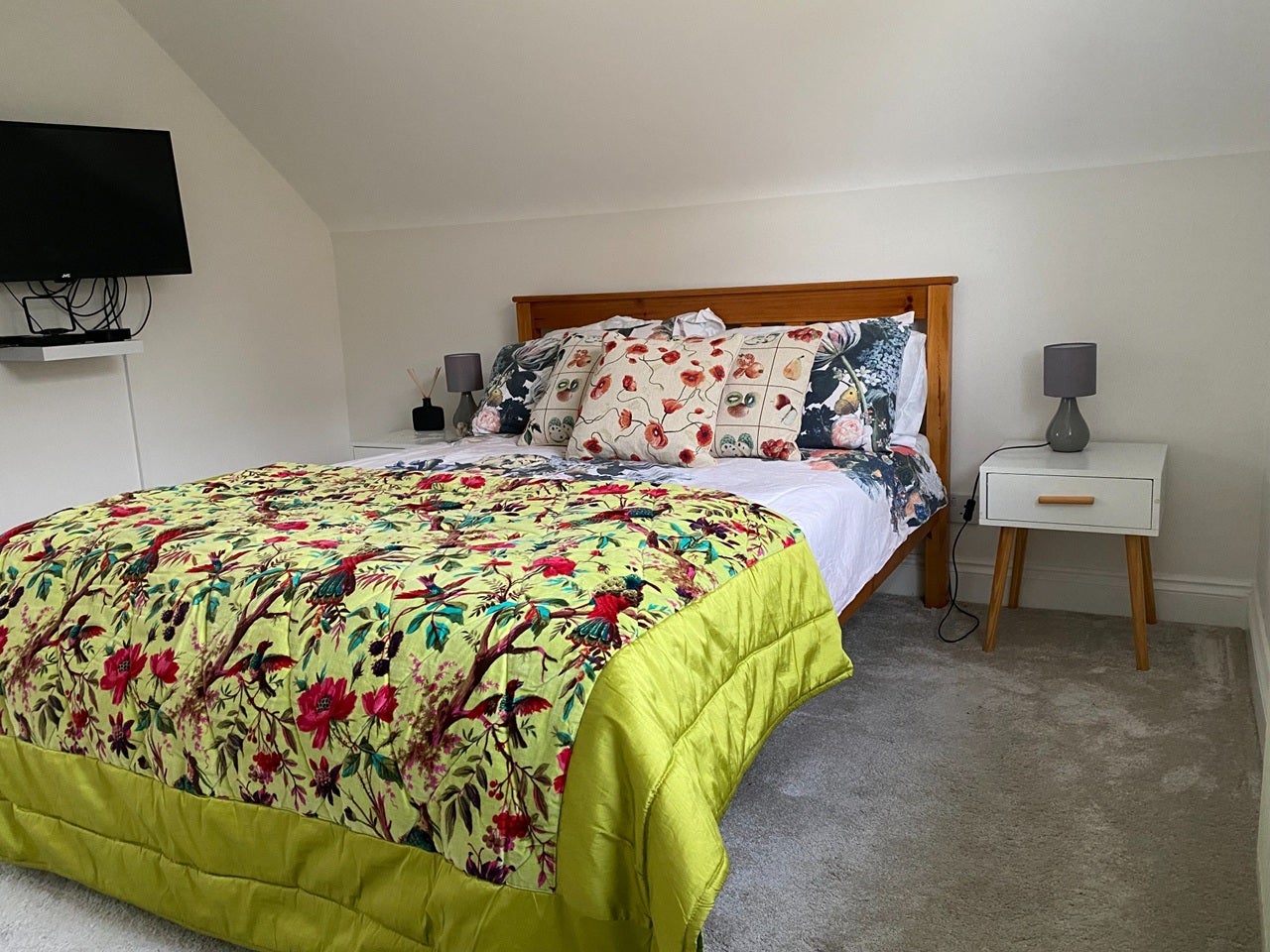 Flat Gordon Road in Greater London