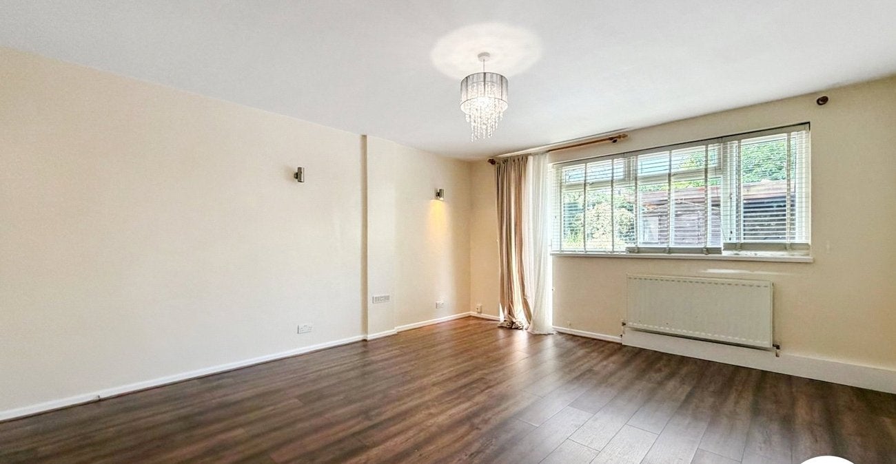 Flat Ankerdine Crescent in Greater London