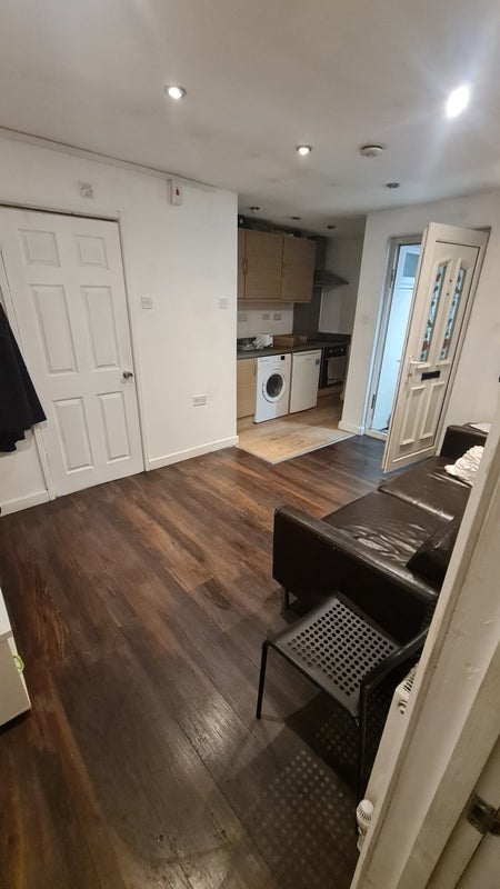 Flat Gloucester Road in Bristol