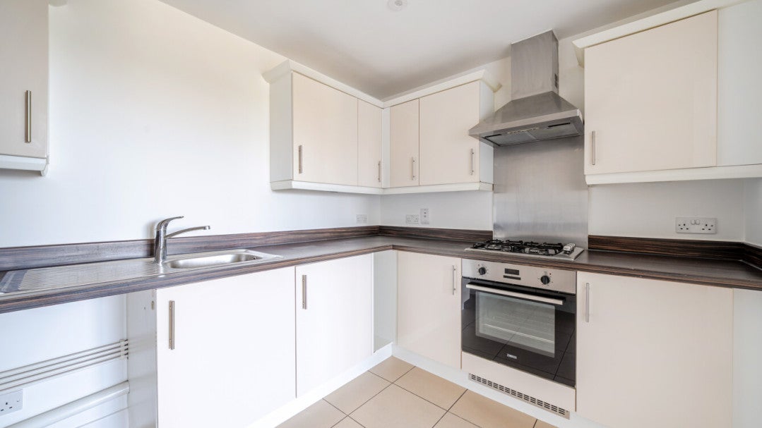 Flat Poppy Drive in Greater London
