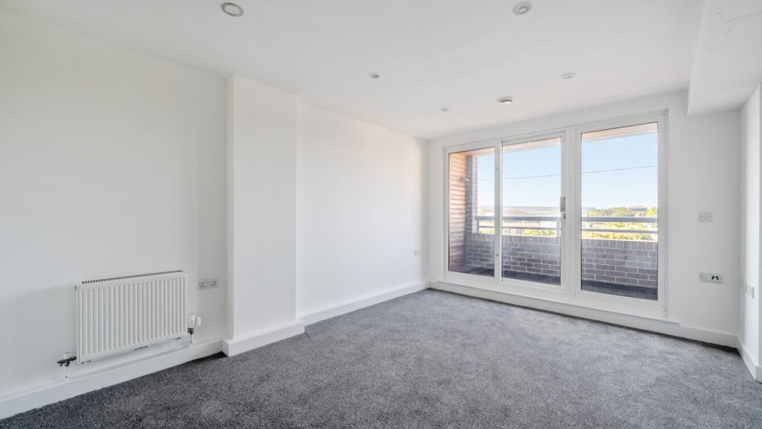 Flat Poppy Drive in Greater London