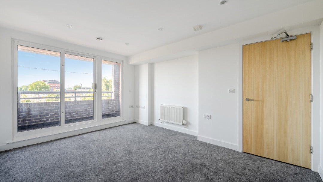 Flat Poppy Drive in Greater London