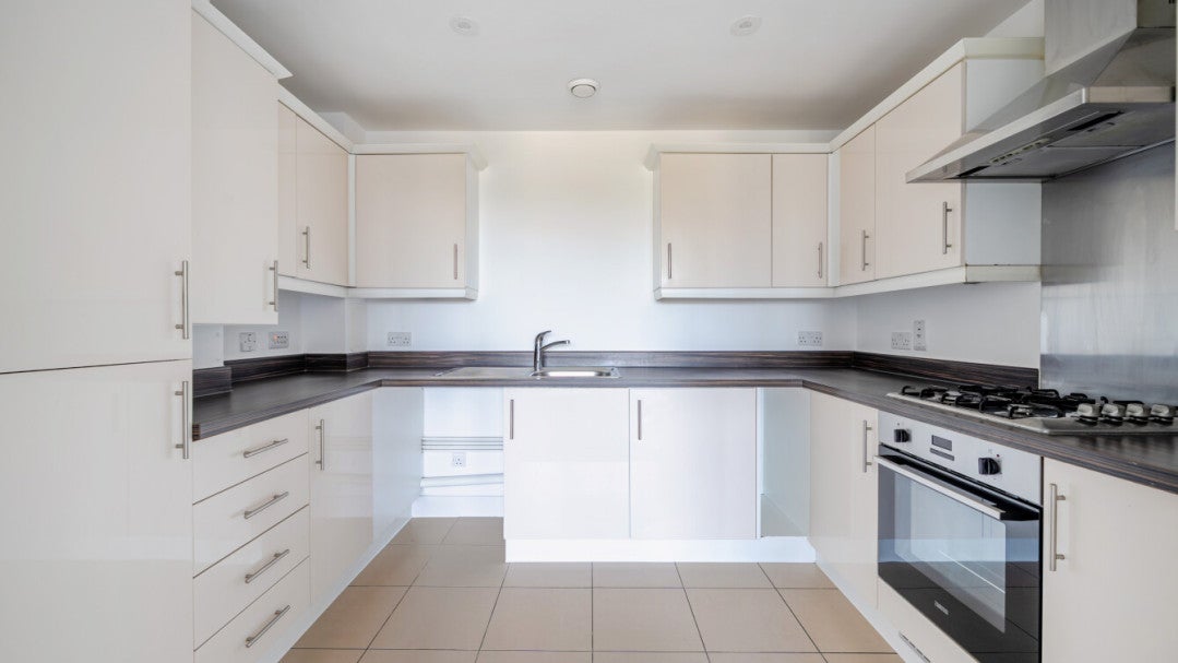 Flat Poppy Drive in Greater London