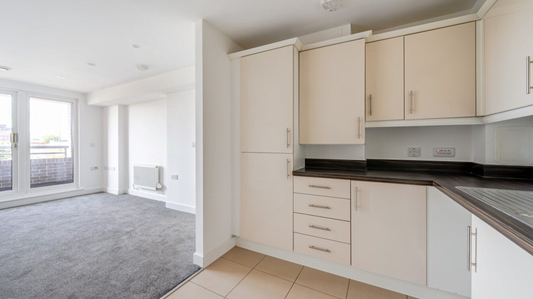 Flat Poppy Drive in Greater London