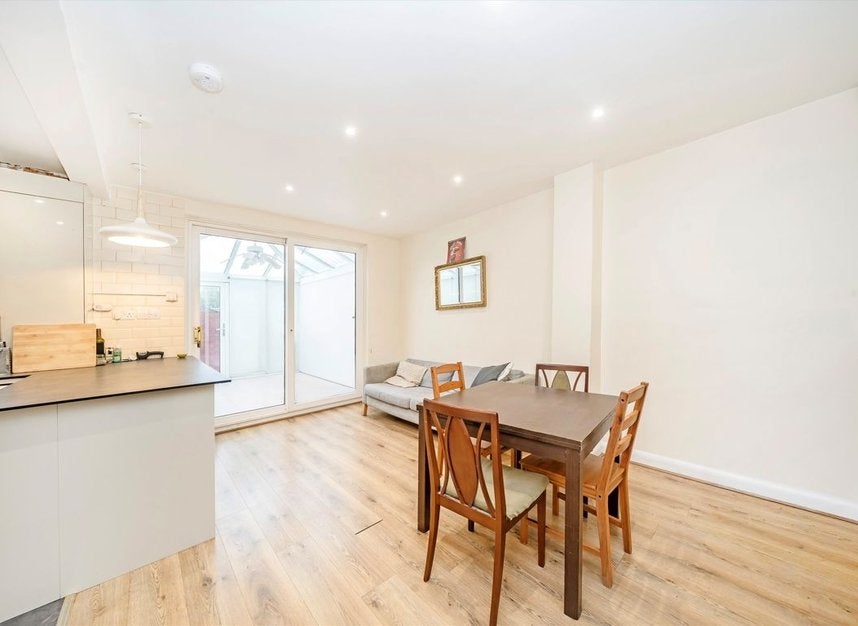 House Gracefield Gardens in Greater London
