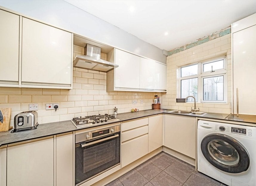 House Gracefield Gardens in Greater London