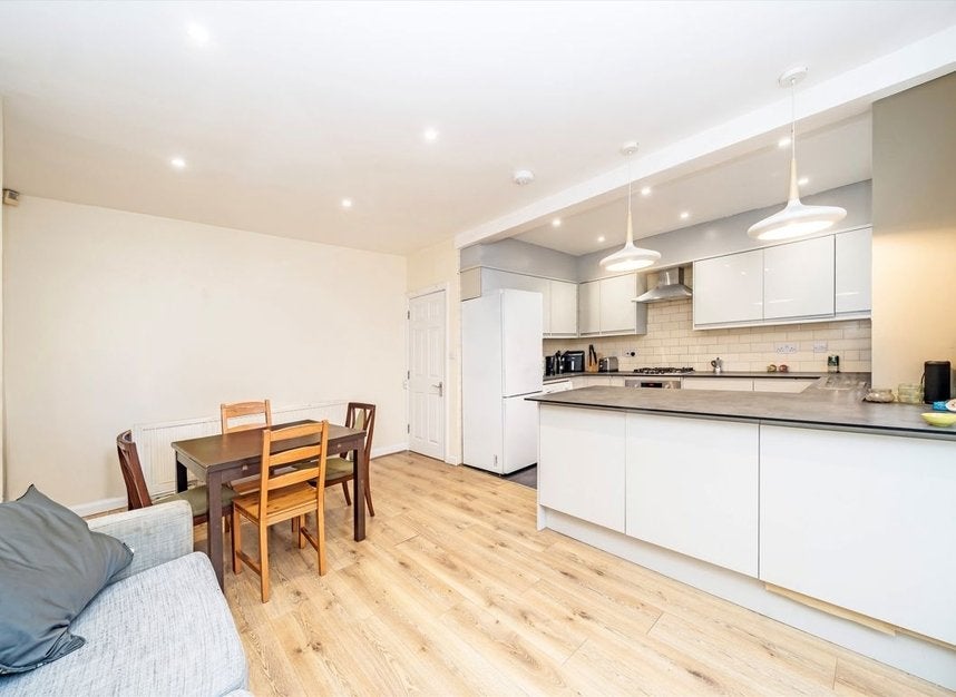House Gracefield Gardens in Greater London