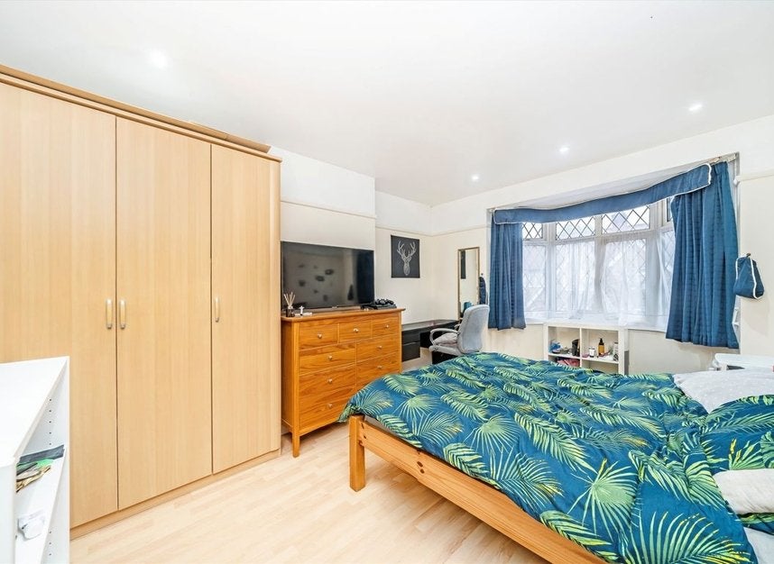 House Gracefield Gardens in Greater London