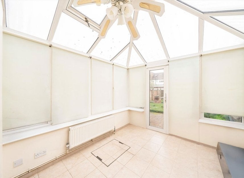 House Gracefield Gardens in Greater London