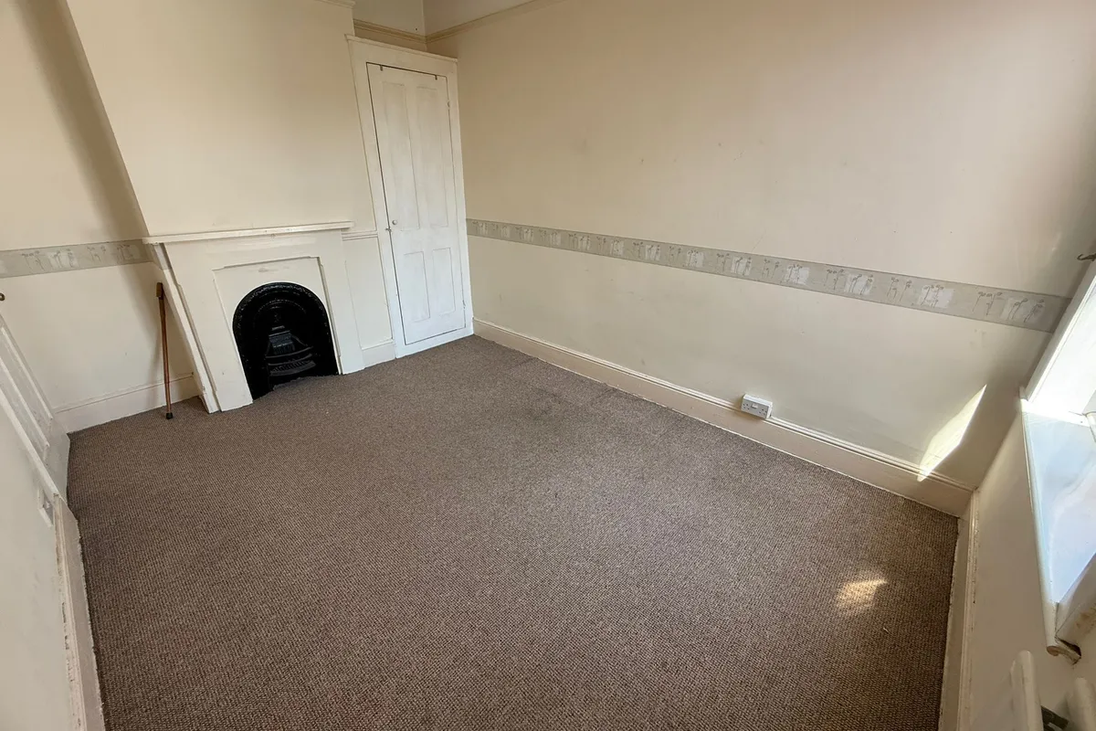 Room Avenue Road in Gosport