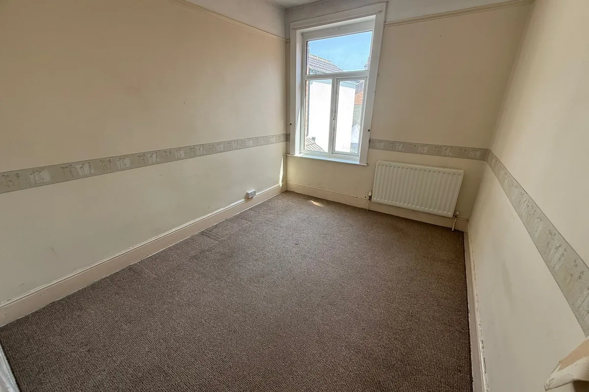 Room Avenue Road in Gosport