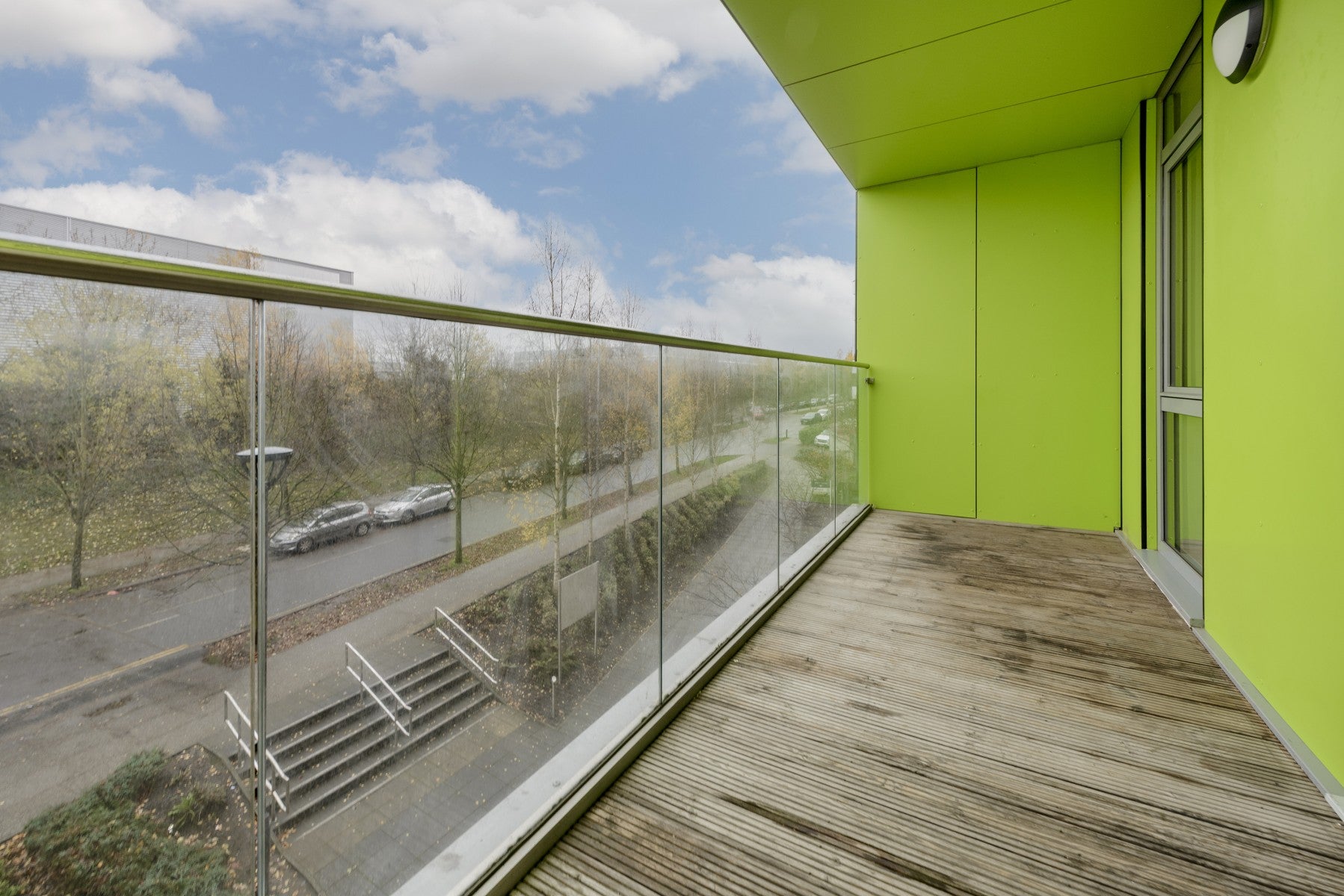 Flat Lakeside Drive in Greater London