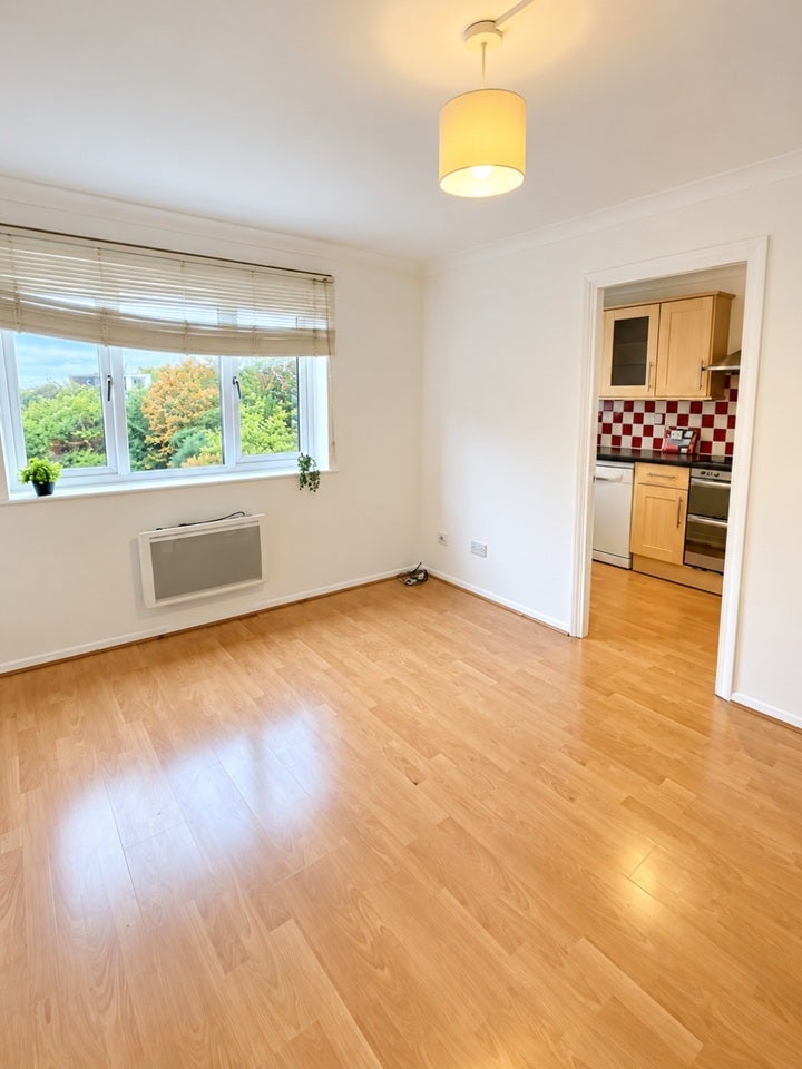 Flat Jack Clow Road in Greater London
