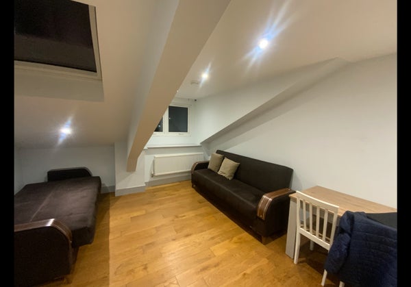 Flat Stockingswater Lane in London